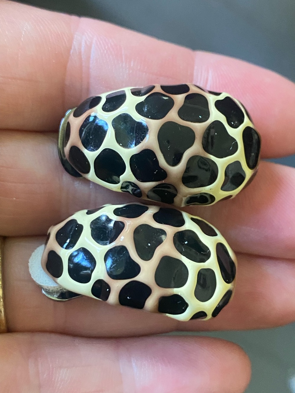 Large Vintage KJL Kenneth Jay Lane Enamel Giraffe Print Clip On Earrings